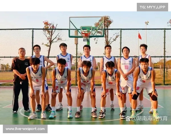 岳阳市篮球赛球员挥洒汗水，观众热情呐喊助威